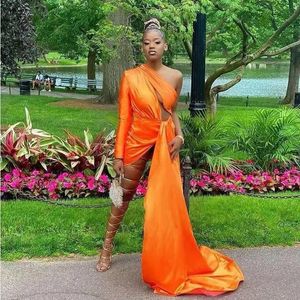 Abiti da ballo arancioni semplici con una manica lunga per ragazza nera 2022 abiti da Cocktail Party con spacco laterale Vestido De Novia in raso