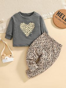 Baby Leopard Heart Print Thitshirt с спортивными штатами Она