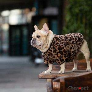 Mode lyxiga hundkläder husdjur för vinter leopard tryck fransk bulldogg mjuk kappa designer medium päls hoodies 2108042590