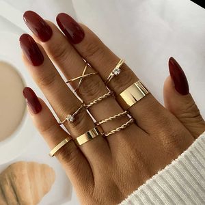 Pierścienie opaski Iparam Vintage Metal szeroko zakulający zestaw pierścienia dla kobiet Punk Cross Twisted Crystal Finger Pierścień Bohemian Fashion Biżuter Prezent G230213