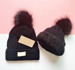 Partihandel Högkvalitativa Vinterhattar Kepsar Kvinnor Och Män Mässor Med Real Raccoon Fur Pompoms Varm Girl Cap Snapback Pompon Beanie 689