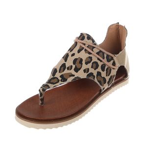 2021 Kvinnor Designer Sandaler Flat Tofflor Klassisk Leopard Style Flip Flops Sommarstrand Animal Färger Tjej Slides Sandal Storlek 35-43 W12