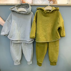 Set di abbigliamento per bambini autunno 2021 colore puro Felpa con cappuccio con spalla drop-off + pantaloni Beam foot vestito per ragazza e ragazzo carino