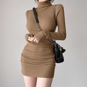 Kahverengi Nervürlü Örgü Balıkçı Yaka Uzun Kollu Kış Runched Elbiseler Kadınlar Için Sonbahar Bodycon Lady Kısa Siyah Kılıf Mini Elbise 211221