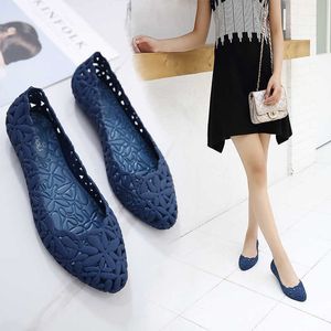 Kobiety Nowe Letnie Puste Wskazane Toe Buty Jelly Cut Out Oddychające Płaskie Kwiat Cover Heel Leisure Closed Toe Sandals 180912 Y0721