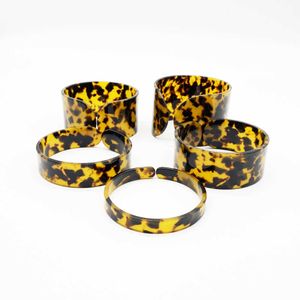 Vackra kvinnor Tortoiseshll armband Bangle Suit för stora handleden bredare damer Vuxen Hawaii Pacific Islands Smycken Q0717