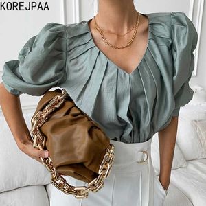 Korejpaaの女性のシャツ夏の韓国のシックな女性軽量のスタイルVネックプリーツデザイン緩いプリーツパフスリーブブラウス210526
