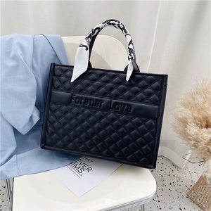 Bolsas de ombro únicas de marca de luxo para mulheres Bolsa de lona de marca superior Bolsa feminina quadrada grande Saco acolchoado design cachecol Clutches