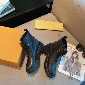 Frauen Haupt Knöchelstiefel Mode Schnürungstühle Leder Martin Boot Top Designer Damen Brief Drucken Winter Booties Schuhe 216