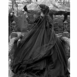Lyx svart gotisk plus storlek bollklänning bröllopsklänning brudklänningar fyrkantig hals långärmad applikationer paljetter pärlor tiered kjolar 303b
