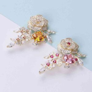 Wersja koreańska Lekki Luksusowy Moda Elegancka Micro Inkrustowana cyrkonium Kamień Camellia Broszka Pozłacane Anti Pin Temperament Dress