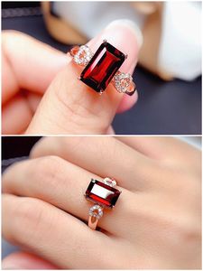 Moda Chic Square Red Crystal Ruby Gemstones Diamenty Pierścienie Dla Kobiet Rose Gold White Srebrny Kolor Biżuteria Bague Bijoux Prezent