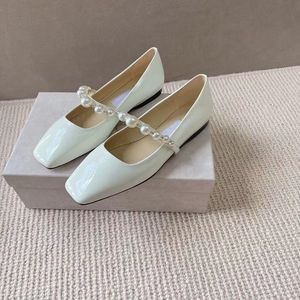 Sapatos femininos de marca de luxo Pérola Bico quadrado Salto baixo Mary Jane Top raso Sapatos solteiros Sola macia Alça de couro genuíno Prata Salto plano Correntes de pele de carneiro