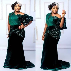 2021 Plus Size Árabe Aso Ebi Verde Verde Marmada Vestidos De Prom Uma Ombro Veludo Noite Formal Party Second Recepção Vestidos ZJ226