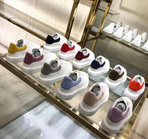 2021 Moda Rahat Ayakkabılar Yuvarlak Kafa Tasarımcısı Sneakers En Kaliteli Mat Deri Platformu Lace Up Kadın Gelinlik Spor Eğitmenler Yürüyüş Slip-On Loafer Kutusu T28