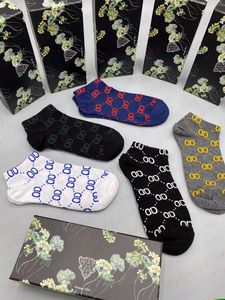 Herren Vier-Jahreszeiten-Sportsocken-Mode 5 Paar Set klassische Design-Socken hochwertige G-Buchstabenmuster-Stickerei-Unterwäsche mit Box