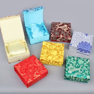 4 stücke Neue Chinesische stil Baumwolle Gefüllt Seide Satin Schmuck Box mit Magnetische Deckel Quadratischen Magnet Armband Geschenk Verpackung boxen Großhandel