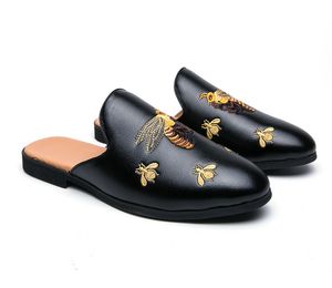 Luxury Mäns Klänning Skor Tofflor Äkta Läder Loafers Mens Moccasins Casual Non-Slip Summer Fashion Half Shoe För Män