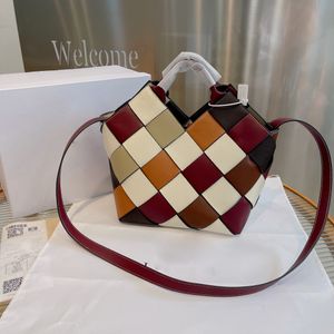 Luxurys BB Kvinnors Liten Överskott Skinn Vävt Korgväska I Klassisk Kalvskinn Brick Röd Rose Shoulder Designer Designers Cowhide Purses Alma Vintage Totes Väskor