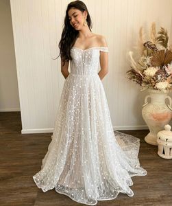 Av axel A Line Lace Bröllopsklänningar med Appliques Cap Sleeves Sweep Train Backless Tulle Bridal Gowns Vestido de Noiva