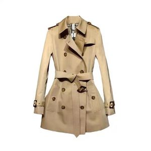 Casacos de trincheira femininos designer de luxo designer casaco curto 2023 primavera e outono britânico luz terno colarinho fivela cinto xiww