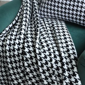 Coperta da tiro semplice e moderna Coperta da divano in pied de poule bianco e nero Homestay Hotel Decorativo Fine letto Asciugamano Bandiera da letto Sciarpa morbida