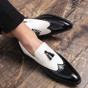 Zapatos de cuero informales para hombre, zapatos de conducción con retales, mocasines de moda para hombre, mocasines, zapatos de vestir, zapatos de fiesta de boda con borla italiana para hombre