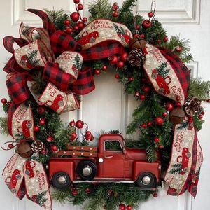 Dekorative Blumenkränze, rustikaler Rattan-Kranz, roter LKW, Herbst-Haustür, künstliche Weihnachtsgirlanden mit Schleife, festliches Bauernhaus