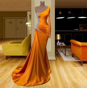 Orange elegant charmig sjöjungfru aftonklänningar långa spaghettiremmar en axel kristaller golvlängd formell prom party klänning vestidos skräddarsydd