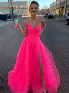 Linje V A Neck Hot Pink Tulle prom Long Spaghetti Straps Formal Evening Party Gown Sexig Slit Graduation Dresses