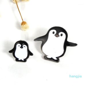 Wholesale- 1pc Harajuku Alloy Enamel Kawaii White Black Penguin Broche Badges Lapel Pins Safe Brooches Scarf Cool Boy Women Jewelry Gifts1