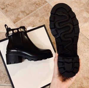 Zapatos de diseño de lujo Plataforma de goma Botas de tobillo Botas de cuero negro Botas para abejas Botas con estampado de cinturón Super Calidad EU35 Corte alto