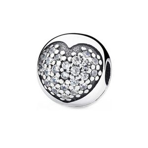 100% 925 Sterling Silver Mousserande Rund Pave Heart Charms Fit Original European Charm Bracelet Mode Kvinnor Bröllop Förlovning Smycken Tillbehör