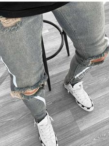 メンズスキニーリッピングジーンズ高品質の弾性デニム鉛筆パンツ男性ヒップホップサイドストライプズボンレタースリムパンツを飾る