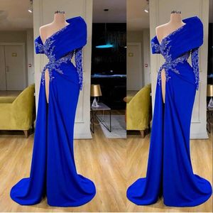 2023 Seksi balo elbiseleri kraliyet mavisi bir omuz kılıfı gece önlükleri kristal boncuklar yüksek yan bölünmüş özel süpürme treni resmi vestidos de novia