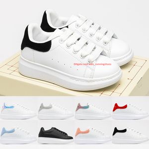 Klassisk mocka sammet Barn Sneakers Hög kvalitet Pojkar Flickor Sneakers Svart Vit Röd Laser Silver Tjockbottnad Småbarn Fritidsskor Storlek 26-35