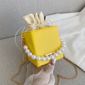 Borsette da donna piccole Borsa a secchiello con manico superiore con catena di perle Borsa a tracolla con tracolla in pelle color caramella per donna Saldi