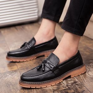 Homem vestido de couro sapatos moda luxo sapatos casuais deslizamento em tassel mocassins homens mocassins homens dirigindo sapatos de festa de barco