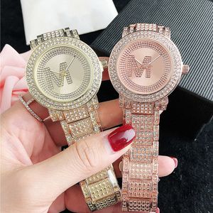 Marca relógios mulheres menina diamante cristal letras grandes estilo metal banda de quartzo relógio de pulso m126