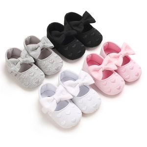 Pierwsi Walkers Toddler Boddler Baby Girl Crib Shoes Anti-Slip Soft Sole Serce Drukuj Mieszkania Cute Bow Retro Wiosna Jesień Prewalkers