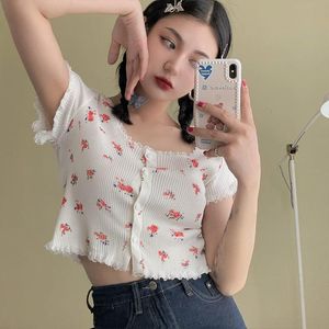 Mode Kvinnors T-shirt Söt blommönster Toppar Kvinnor Koreansk stil Gullig Passar Patchwork Lace Short Tees Shirts Candy Color