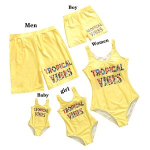 Família Correspondência de Swimsuits Mãe Filha Swimwear Mamãe Mamãe Pai e Me Meninos Meninas Pai filho Swim Cor Carta Couples Beachwear 210417