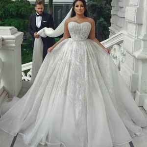 Gorgeous Princess Ball Gown Bröllopsklänningar Sweetheart Crystal Sequins Ärmlös Brudklänningar Illusion Glitter Beading Bride Dress