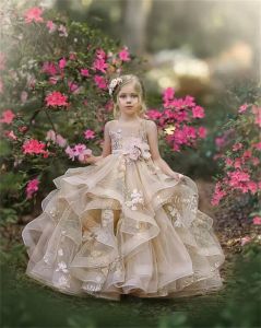 Cute Flower Girl Sukienki na ślub Jewel Neck Full Lace Aplikacje Wielopoziomowe Spódnice Dziewczyny Korowód Sukienka Linia Dzieci Urodziny Suknie CG001