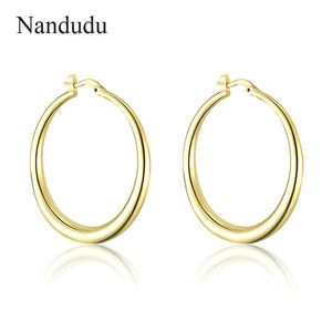 Nandudu Prosta Koreańska Moda Duży Okrągły Koło Hoop Kolczyki Dla Kobiet Geometryczne obręcze Ear Hoops Earing Brincos Biżuteria Prezent CE538 Huggie