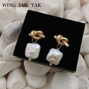 Stud Wing Yuk Tak Korea Moda Feminina Brincos de Água Doce Pérolas Vintage Geométrico Cor Dourada Pequeno 2021