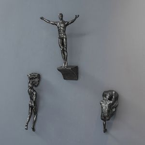 Estátua de resina criativa escalada masculina homens figurine oranments home mobiliário escultura parede suspensão decorações 210414