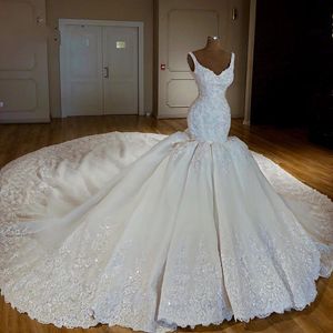 Świecąca suknia ślubna Syrenka Off The Ramię Tulle Aplikacja Court Train Arabskie suknie ślubne Bridal Robe de Mariee