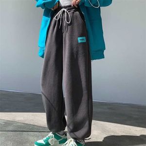 Houzhou hajuku grå sweatpants joggare kvinnor tjock fleece vinter hip hop lös harem byxor koreansk stil sport streetwear 211112