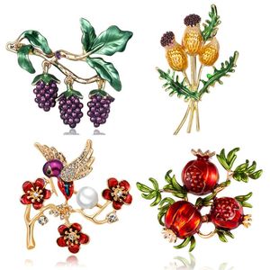 Szpilki, Broszki Kwiat Owoce Pomegranate Grape Perl Pearl Pin Broszka Rhinestone Mężczyźni Kobiety Roślin Emalia Biżuteria Akcesoria Odzież